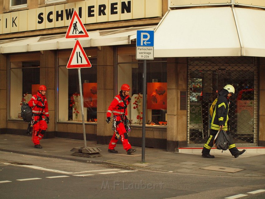 Person auf Baukran Koeln Christophstr P118.JPG